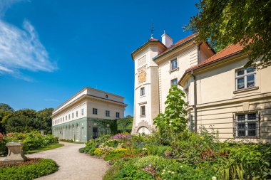 Lancut, Polonya - 15 Ağustos 2024: Güneşli bir günde Lancut 'da güzel bir kale. 