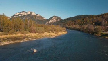Sonbaharda Polonya dağları. Pieniny Dağları. Trzy Korony 'nin kayalık tepelerine doğru bakın. Ön plandaki Dunajec Nehri. Sromowce Nizne, Polonya