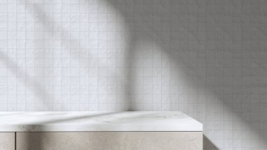 Ürünleri, tabakları ve yiyecek maddelerini sunmak için boş mermer tezgah. Yumuşak sabah ışığıyla aydınlatılmış seramik fayanslardan oluşan bir duvar. Duvardaki pencerenin gölgesi. Arka plan, mutfak..