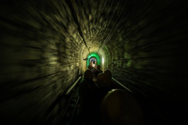 Zabrze, Polonya - 31 Mart 2025: yeraltı tekne gezisi. Yeraltı maden işleri. Mayın altyapısı. Turist eğlencesi. Kraliçe Luiza Adit