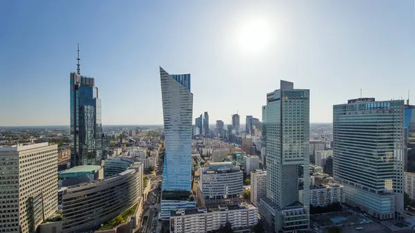 Varşova, Polonya - 05 Temmuz 2025: Varşova 'nın modern binalarının manzarası. Gökdelenler. Polonya 'nın başkentinde güneşli güzel bir gün. Kültür ve Bilim Sarayı 'ndan görüntü. Gökyüzü açık. Boşluğu kopyala