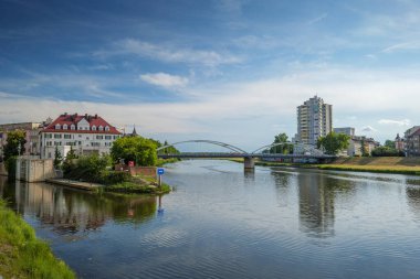 Opole, Polonya - 31 Mayıs 2025 Odra Nehri ve Piastowski Köprüsü 'ne doğru bakın. Mlynowka Kanalı. Güzel güneşli bir gün.