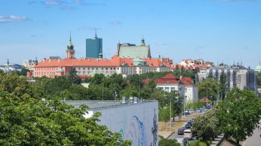 Varşova, Polonya - 4 Temmuz 2025: Copernicus Bilim Merkezi 'nin çatısından Varşova' daki Kraliyet Kalesi 'ne.