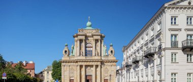 Krakowskie Przedmiescie Caddesi 'ndeki Varşova' da Kutsal Bakire Meryem ve Aziz Joseph 'in Varsayımı Kilisesi. Uzayı kopyala Dini mimari. Gökyüzü açık
