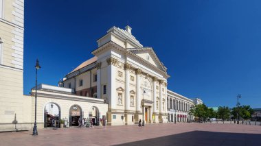 Varşova, Polonya - 2 Temmuz 2025: Krakowskie Przedmiescie Caddesi 'ndeki St. Anne Akademik Kilisesi. Neoklasik biçim.