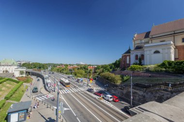 Varşova, Polonya - 02 Temmuz 2025: Solidarnosci Caddesi, köprü ve Ulusal Stadyum 'a doğru bakın. Uzayı kopyala Gökyüzü açık. 
