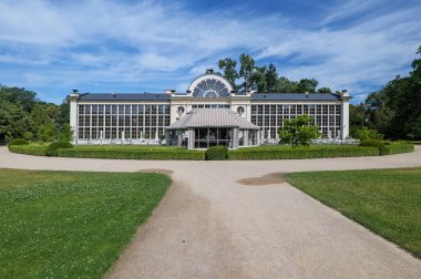 Varşova, Polonya - 4 Temmuz 2025: Varşova 'daki Royal Lazienki Park' taki New Orangery binası. Polonya