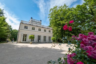 Varşova, Polonya - 4 Temmuz 2025: Varşova 'daki Royal Lazienki Park' taki New Orangery binası. Polonya