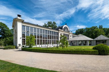 Varşova, Polonya - 4 Temmuz 2025: Varşova 'daki Royal Lazienki Park' taki New Orangery binası. Polonya