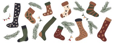 Kışın hediye çorabı için Noel çorabı. Xmas ağaç dalı ve geleneksel çizgili kıyafet izole edilmiş. Gelişmekte olan çizimler ya da çocuk çoraplı şömine partisi dekorasyonu için önemli unsurlar