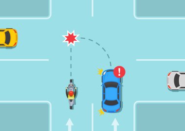 Güvenli araba kullanma ve bisiklet sürme kuralları. İleriye doğru hareket eden motosikletin önünde tehlikeli bir sola dönüş. Araba ve motosiklet kavşakta çarpışmış. Düz vektör resimleme şablonu.