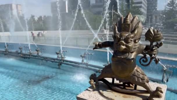 Close Mythic Character Sculpture Sukhbaatar Square Fountain Background Summer Season — Stock Video
