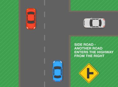 Güvenli sürüş ipuçları ve trafik kuralları. Otobana başka bir yol giriyor. Yan yol ve trafik akışının üst görüntüsü. Düz vektör resimleme şablonu.