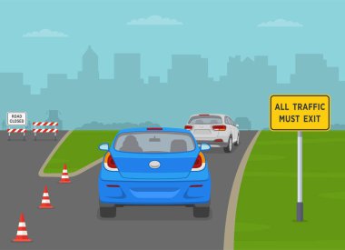 Güvenli sürüş ipuçları ve trafik kuralları. Çevre yolundan çıkan bir trafik akışının arka görüntüsü. 