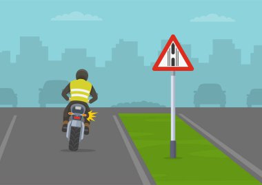 Trafik yönetmeliği kuralları. U dönüşü yapan bir motosiklet sürücüsünün arka görüntüsü. Sol taraftaki otoyolda 