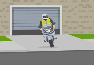 Garajdan çıkan bir bisikletlinin ön görüntüsü. Motosikletli sola bakıyor. Düz vektör resimleme şablonu.