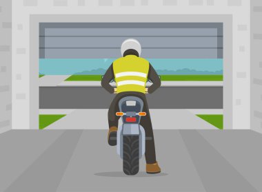 Güvenli motosiklet sürüşü. Garajdan ayrılan bir moto sürücüsünün arka görüntüsü. Motosikletli kapı açılırken bekliyor. İçeriye bakan bir park yeri. Düz vektör resimleme şablonu.