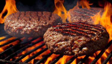 Hamburger için ızgara yapılmış lezzetli dumanlı hamburger eti. Mangalda ateşte pişen hamburger ve sosisler..
