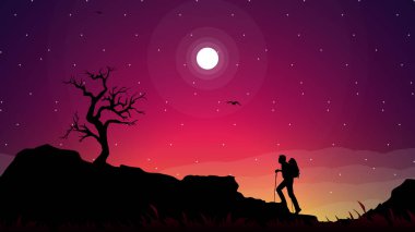 Günbatımı arka planı, dağlarda yaşayan bir insanın silueti, gezginler sırt çantasıyla ve yürüyüş çubuklarıyla tırmanırlar, yürüyüş için sırt çantasıyla gezerler, dağcılık geçmişi olan insanlar.