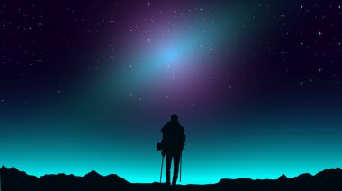 Sırt çantasıyla dağlarda yürüyüş yapan bir adam. Maceracı bir yürüyüşçü. Mor gökyüzü HD duvar kağıdı. Yıldızlı gece gökyüzü. Bastonlu gezgin. yürüyüş silueti vektörü.