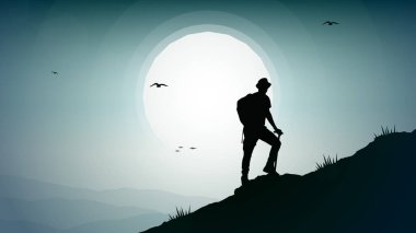 Gezginler sırt çantasıyla dağlara tırmanırlar. Sırt çantasıyla dağlara tırmanan bir adam. Dağlarda silueti olan bir adam.