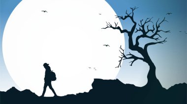 Dağcı silueti arka planı. Gezgin sırt çantaları ve yürüyüş çubuklarıyla tırmanır. Dağlarda bir insanın silueti. Dağlarda yürüyüş yapan bir adam.