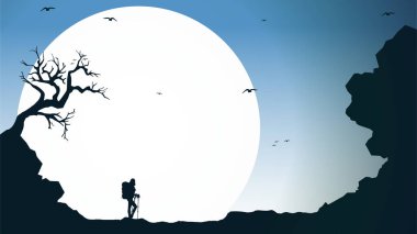 Dağcı silueti arka planı. Gezgin sırt çantaları ve yürüyüş çubuklarıyla tırmanır. Dağlarda bir insanın silueti. Dağlarda yürüyüş yapan bir adam.