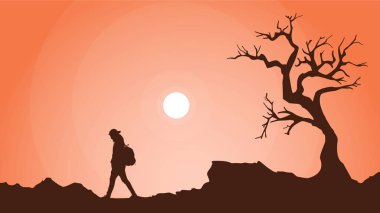 Dağcı silueti arka planı. Sırt çantalı ve bastonlu gezgin. Dağlarda bir insanın silueti. Dağlarda yürüyüş yapan bir adam.