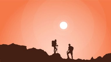Dağcı silueti arka planı. Sırt çantalı ve bastonlu gezgin. Dağlarda bir insanın silueti. Dağlarda yürüyüş yapan bir adam.