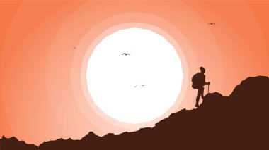 Dağcı silueti arka planı. Sırt çantalı ve bastonlu gezgin. Dağlarda bir insanın silueti. Dağlarda yürüyüş yapan bir adam.