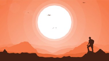 Dağcı silueti arka planı. Sırt çantalı ve bastonlu gezgin. Dağlarda bir insanın silueti. Dağlarda yürüyüş yapan bir adam.