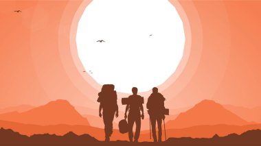 Dağcı silueti arka planı. Sırt çantalı ve bastonlu gezgin. Dağlarda bir insanın silueti. Dağlarda yürüyüş yapan bir adam.