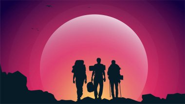 Dağcı silueti arka planı. Sırt çantalı ve bastonlu gezgin. Dağlarda bir insanın silueti. Dağlarda yürüyüş yapan bir adam.