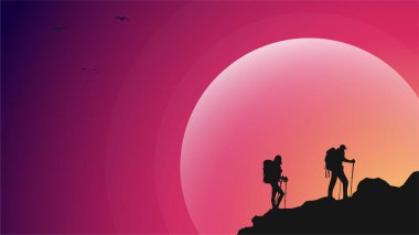 Dağcı silueti arka planı. Sırt çantalı ve bastonlu gezgin. Dağlarda bir insanın silueti. Dağlarda yürüyüş yapan bir adam.