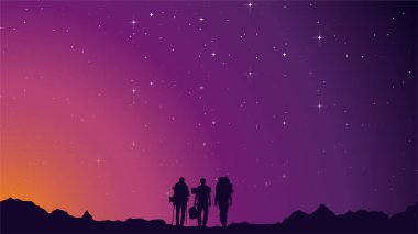 Dağcı silueti arka planı. Sırt çantalı ve bastonlu gezgin. Dağlarda bir insanın silueti. Dağlarda yürüyüş yapan bir adam.