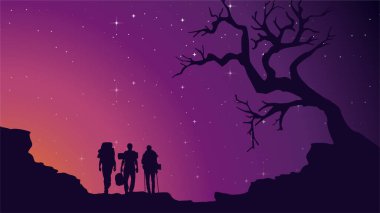 Dağcı silueti arka planı. Sırt çantalı ve bastonlu gezgin. Dağlarda bir insanın silueti. Dağlarda yürüyüş yapan bir adam.