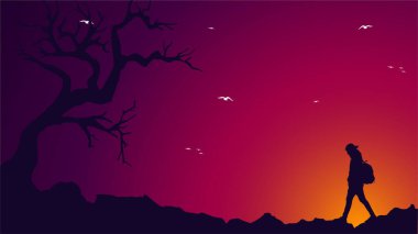 Dağcı silueti arka planı. Sırt çantalı ve bastonlu gezgin. Dağlarda bir insanın silueti. Dağlarda yürüyüş yapan bir adam.