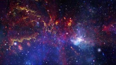 Derin uzayda yıldız alanlarında uçmak