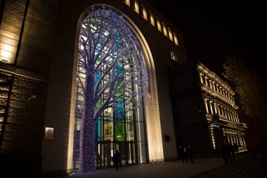 Erivan, Ermenistan - 8 Mart 2023: Akşam saatlerinde Erivan şehir merkezindeki Ameriabank ana ofis binası.