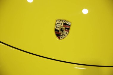 Erivan, Ermenistan - 3 Mart 2023: Erivan 'daki Porsche galerisinde yeni 2023 Porsche arabalarının tanıtımı