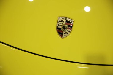 Erivan, Ermenistan - 3 Mart 2023: Erivan 'daki Porsche galerisinde yeni 2023 Porsche arabalarının tanıtımı