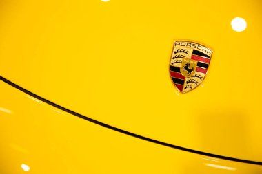 Erivan, Ermenistan - 3 Mart 2023: Erivan 'daki Porsche galerisinde yeni 2023 Porsche arabalarının tanıtımı