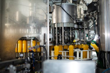 Plastik limonata fabrikası şişeleri.