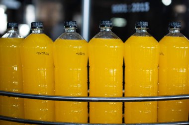 Plastik limonata fabrikası şişeleri.