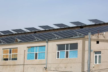 Açık havada açık havaya çevre dostu güneş panelleri kurun. Yeşil elektrik kavramı