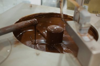 Çikolata karıştırma için makine. Yakın çekim