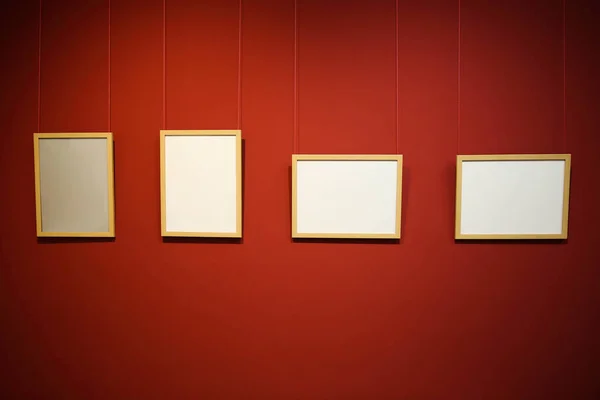 Λευκά Πλαίσια Στον Κόκκινο Τοίχο — Φωτογραφία Αρχείου