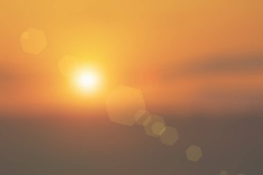 Doğal kaynak arka ışık yumuşak renkler ve parlak güneş kısa bir süre gün batımından önce oluşturmak.