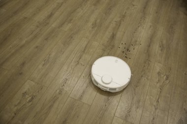 Laminate 'de Robotik Süpürge Temizleyici