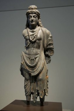 Abu Dabi. BAE - 18 Mart 2024: Louvre Abu Dabi. Abu Dabi 'deki modern yeni müze. Müzede sunulan antika sergileri.